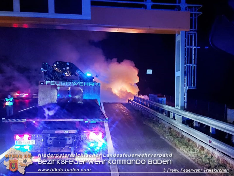 20201216 Fahrzeugbrand auf der A2 zwischen Traiskirchen und Knoten Guntramsdorf   Foto: © Freiwillige Feuerwehr Traiskirchen-Stadt