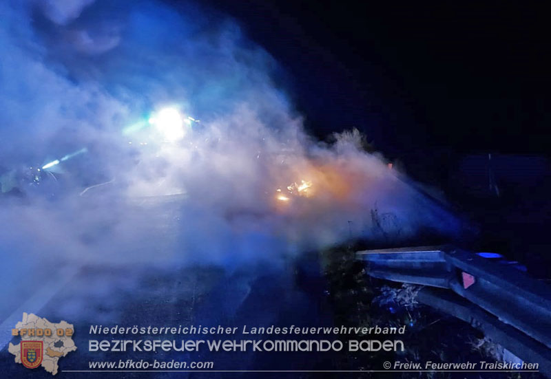 20201216 Fahrzeugbrand auf der A2 zwischen Traiskirchen und Knoten Guntramsdorf   Foto: © Freiwillige Feuerwehr Traiskirchen-Stadt