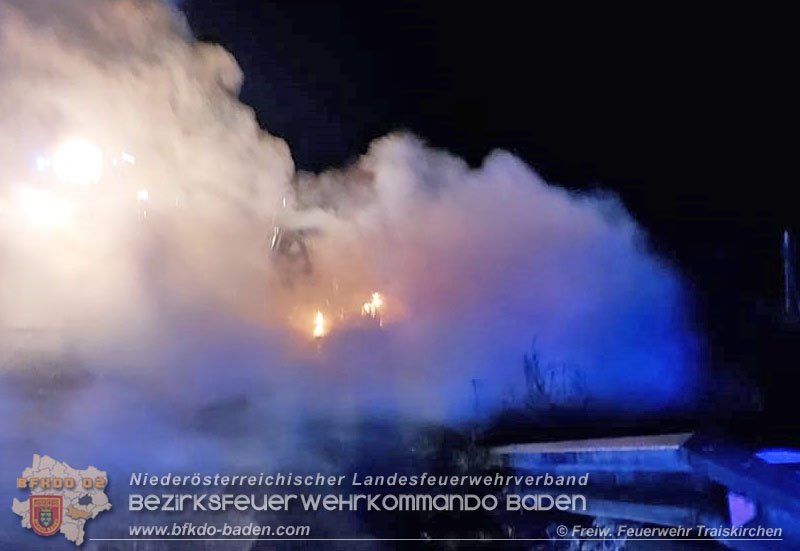 20201216 Fahrzeugbrand auf der A2 zwischen Traiskirchen und Knoten Guntramsdorf   Foto: © Freiwillige Feuerwehr Traiskirchen-Stadt