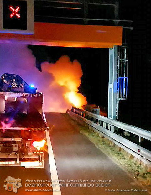 20201216 Fahrzeugbrand auf der A2 zwischen Traiskirchen und Knoten Guntramsdorf   Foto: © Freiwillige Feuerwehr Traiskirchen-Stadt