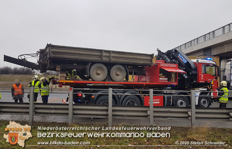 20201217 Lkw-Anhänger Bergung auf A2 bei Traiskirchen   Foto: © BFKDO Baden / Stefan Schneider