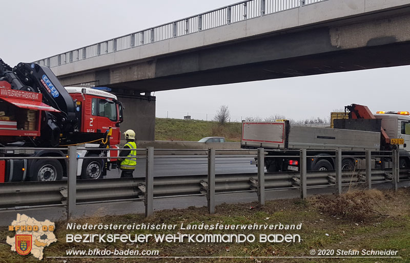 20201217 Lkw-Anhänger Bergung auf A2 bei Traiskirchen   Foto: © BFKDO Baden / Stefan Schneider