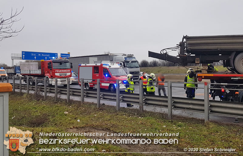 20201217 Lkw-Anhänger Bergung auf A2 bei Traiskirchen   Foto: © BFKDO Baden / Stefan Schneider