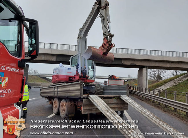 20201217 Lkw-Anhänger Bergung auf A2 bei Traiskirchen   Foto: © Freiwillige Feuerwehr Traiskirchen-Stadt