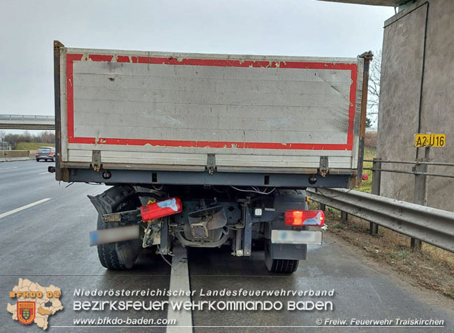 20201217 Lkw-Anhänger Bergung auf A2 bei Traiskirchen   Foto: © Freiwillige Feuerwehr Traiskirchen-Stadt