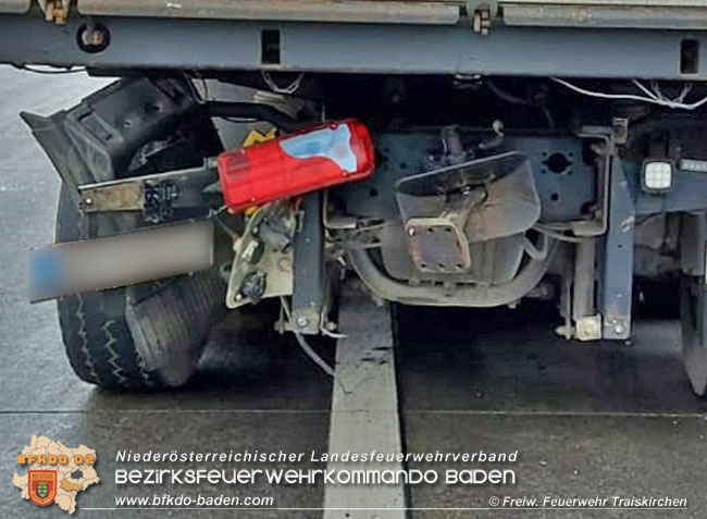 20201217 Lkw-Anhänger Bergung auf A2 bei Traiskirchen   Foto: © Freiwillige Feuerwehr Traiskirchen-Stadt
