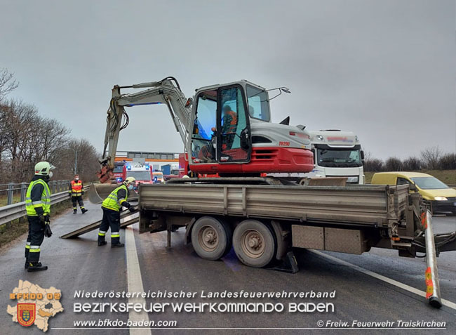 20201217 Lkw-Anhänger Bergung auf A2 bei Traiskirchen   Foto: © Freiwillige Feuerwehr Traiskirchen-Stadt