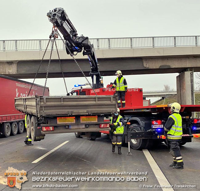 20201217 Lkw-Anhänger Bergung auf A2 bei Traiskirchen   Foto: © Freiwillige Feuerwehr Traiskirchen-Stadt