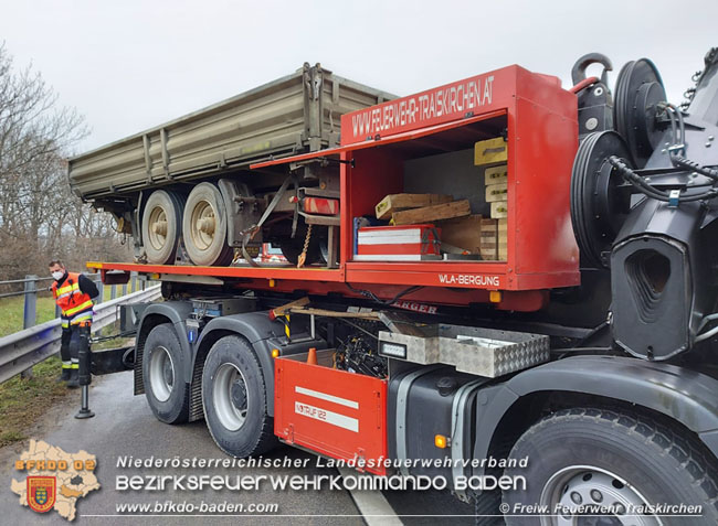 20201217 Lkw-Anhänger Bergung auf A2 bei Traiskirchen   Foto: © Freiwillige Feuerwehr Traiskirchen-Stadt
