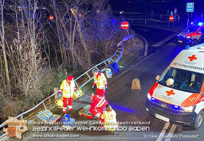 20201220 Verkehrsunfall auf der LB60 zwischen Weigelsdorf und Pottendorf Fotos: © Freiwillige Feuerwehr Pottendorf 20201220 Verkehrsunfall auf der LB60 zwischen Weigelsdorf und Pottendorf Fotos: © Freiwillige Feuerwehr Pottendorf