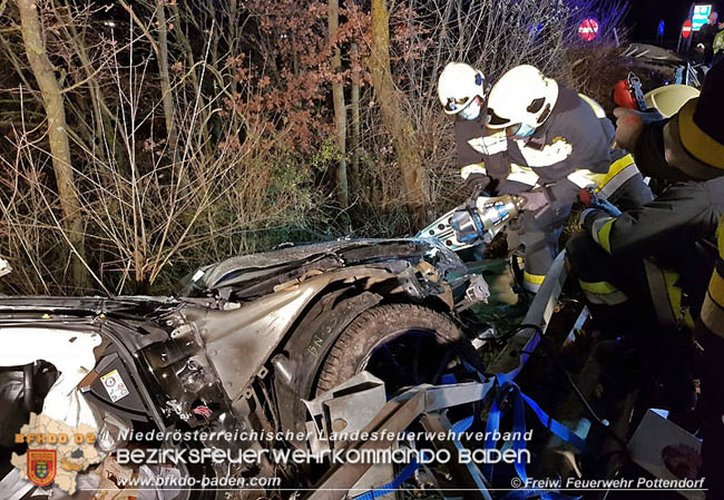 20201220 Verkehrsunfall auf der LB60 zwischen Weigelsdorf und Pottendorf Fotos: © Freiwillige Feuerwehr Pottendorf 20201220 Verkehrsunfall auf der LB60 zwischen Weigelsdorf und Pottendorf Fotos: © Freiwillige Feuerwehr Pottendorf
