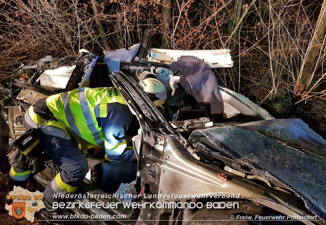 20201220 Verkehrsunfall auf der LB60 zwischen Weigelsdorf und Pottendorf Fotos: © Freiwillige Feuerwehr Pottendorf 20201220 Verkehrsunfall auf der LB60 zwischen Weigelsdorf und Pottendorf Fotos: © Freiwillige Feuerwehr Pottendorf