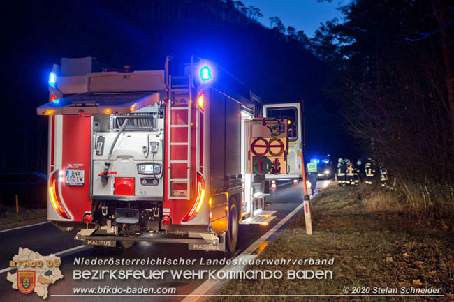20201229 Verkehrsunfall auf glatter Fahrbahn B210 Helenental-Siegenfeld Foto: © Stefan Schneider 20201229 Verkehrsunfall auf glatter Fahrbahn B210 Helenental-Siegenfeld Foto: © Stefan Schneider
