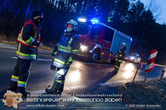 20201229 Verkehrsunfall auf glatter Fahrbahn B210 Helenental-Siegenfeld Foto: © Stefan Schneider 20201229 Verkehrsunfall auf glatter Fahrbahn B210 Helenental-Siegenfeld Foto: © Stefan Schneider