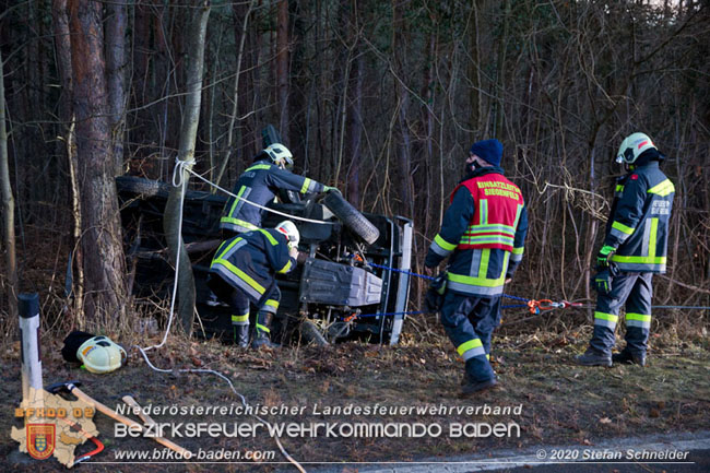 20201229 Verkehrsunfall auf glatter Fahrbahn B210 Helenental-Siegenfeld Foto: © Stefan Schneider 20201229 Verkehrsunfall auf glatter Fahrbahn B210 Helenental-Siegenfeld Foto: © Stefan Schneider