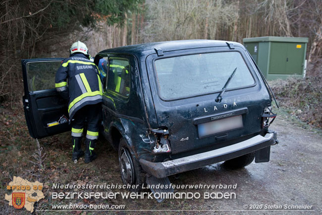 20201229 Verkehrsunfall auf glatter Fahrbahn B210 Helenental-Siegenfeld Foto: © Stefan Schneider 20201229 Verkehrsunfall auf glatter Fahrbahn B210 Helenental-Siegenfeld Foto: © Stefan Schneider