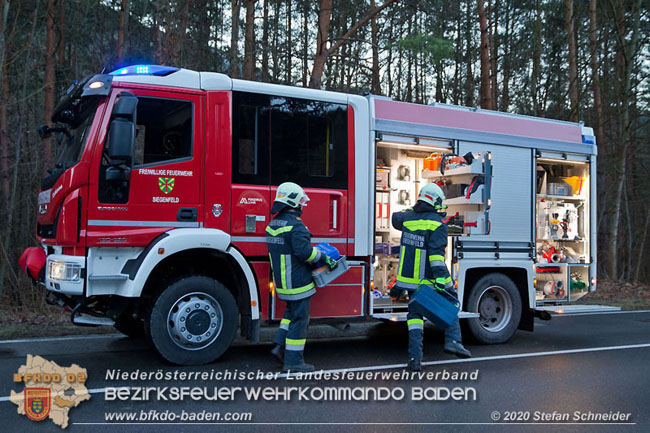 20201229 Verkehrsunfall auf glatter Fahrbahn B210 Helenental-Siegenfeld Foto: © Stefan Schneider 20201229 Verkehrsunfall auf glatter Fahrbahn B210 Helenental-Siegenfeld Foto: © Stefan Schneider