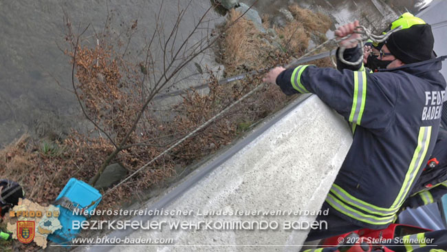 20210110 Stubentiger "Aladin" aus 4. Stock in tieferliegendes Bachbett gestürzt in Baden Ortsteil Leesdorf  Foto: © Stefan Schneider BFKDO Baden