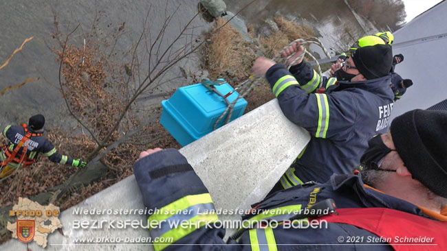 20210110 Stubentiger "Aladin" aus 4. Stock in tieferliegendes Bachbett gestürzt in Baden Ortsteil Leesdorf  Foto: © Stefan Schneider BFKDO Baden