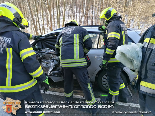 20210113 Verkehrsunfall auf der L4020 bei Neusiedl  Foto: © Peter Schiffner Freiwillige Feuerwehr Berndorf-Stadt