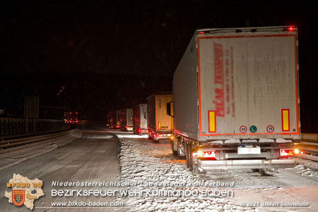 20210126 Totalsperre der A21 wegen haengengebliebener Lkws  Foto: © Stefan Schneider BFKDO Baden