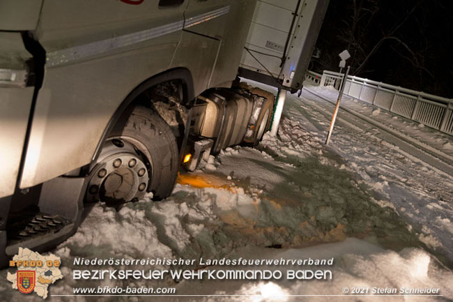 20210126 haengengebliebener Lkw in Alland  Foto: © Stefan Schneider BFKDO Baden