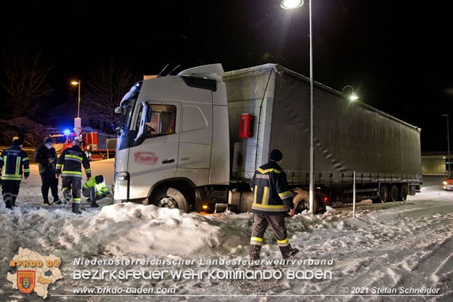 20210126 haengengebliebener Lkw in Alland  Foto: © Stefan Schneider BFKDO Baden