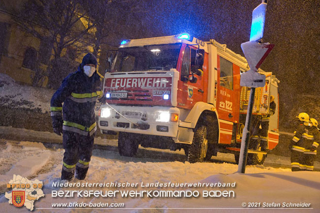 20210126 haengengebliebener Lkw in Alland  Foto: © Stefan Schneider BFKDO Baden