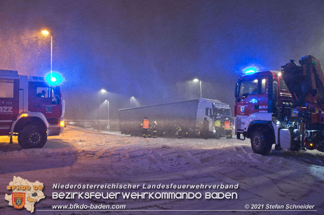 20210126 haengengebliebener Lkw in Alland  Foto: © Stefan Schneider BFKDO Baden