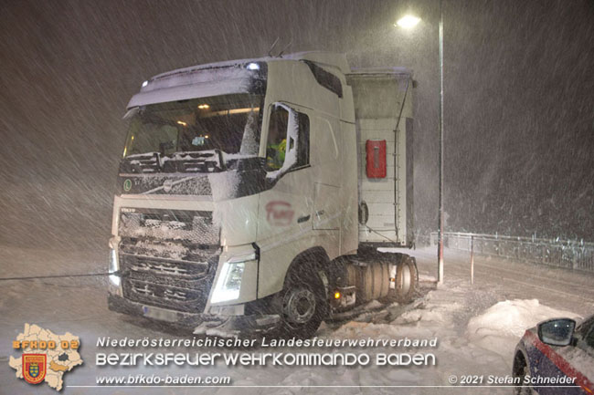 20210126 haengengebliebener Lkw in Alland  Foto: © Stefan Schneider BFKDO Baden