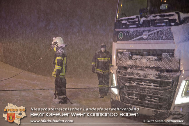 20210126 haengengebliebener Lkw in Alland  Foto: © Stefan Schneider BFKDO Baden