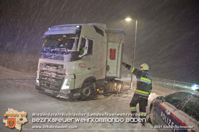 20210126 haengengebliebener Lkw in Alland  Foto: © Stefan Schneider BFKDO Baden