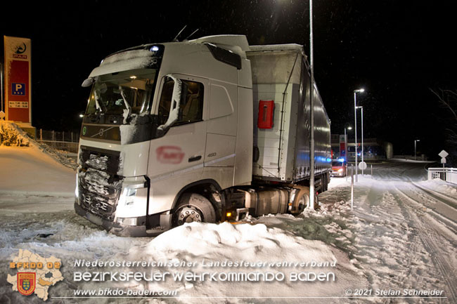20210126 haengengebliebener Lkw in Alland  Foto: © Stefan Schneider BFKDO Baden