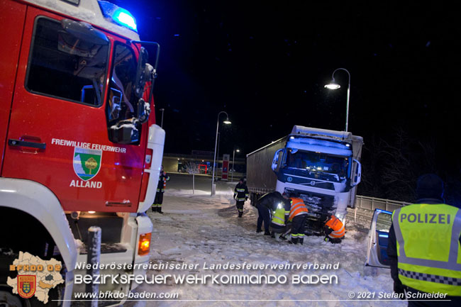 20210126 haengengebliebener Lkw in Alland  Foto: © Stefan Schneider BFKDO Baden