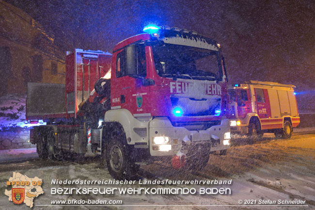 20210126 haengengebliebener Lkw in Alland  Foto: © Stefan Schneider BFKDO Baden