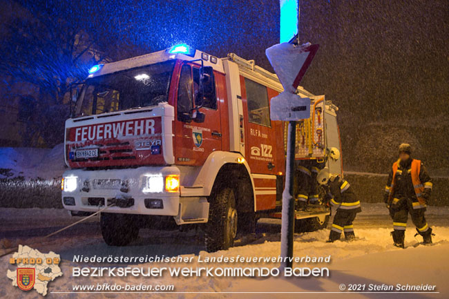20210126 haengengebliebener Lkw in Alland  Foto: © Stefan Schneider BFKDO Baden