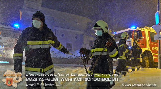 20210126 haengengebliebener Lkw in Alland  Foto: © Stefan Schneider BFKDO Baden