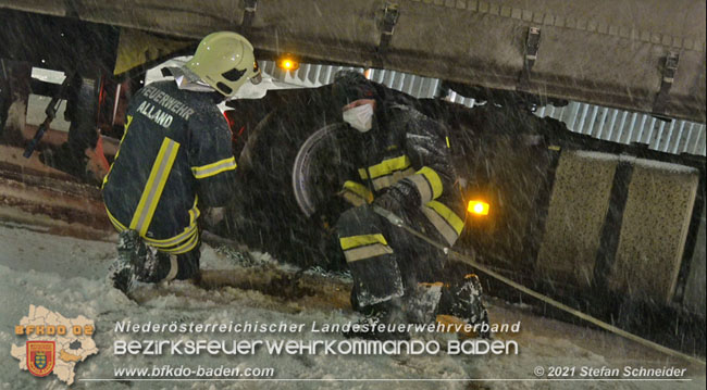20210126 haengengebliebener Lkw in Alland  Foto: © Stefan Schneider BFKDO Baden