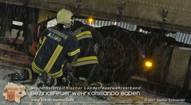 20210126 haengengebliebener Lkw in Alland  Foto: © Stefan Schneider BFKDO Baden