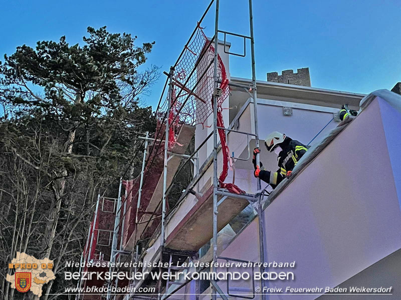20210204 In Baden Ortsteil Weikersdorf musste die Feuerwehr ein Gerüst sicheren, welches durch den heftigen Wind losgerissen wurde  Foto: © FF Baden Weikersdorf