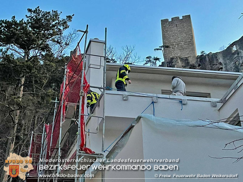 20210204 In Baden Ortsteil Weikersdorf musste die Feuerwehr ein Gerüst sicheren, welches durch den heftigen Wind losgerissen wurde  Foto: © FF Baden Weikersdorf