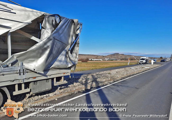 20210204 Auf der LB17 bei Möllersdorf erfassten Windböen zwei Fahrzeuge  Foto: © FF Möllersdorf