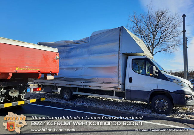 20210204 Auf der LB17 bei Möllersdorf erfassten Windböen zwei Fahrzeuge  Foto: © FF Möllersdorf