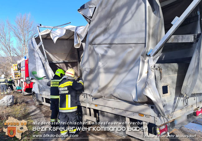 20210204 Auf der LB17 bei Möllersdorf erfassten Windböen zwei Fahrzeuge  Foto: © FF Möllersdorf