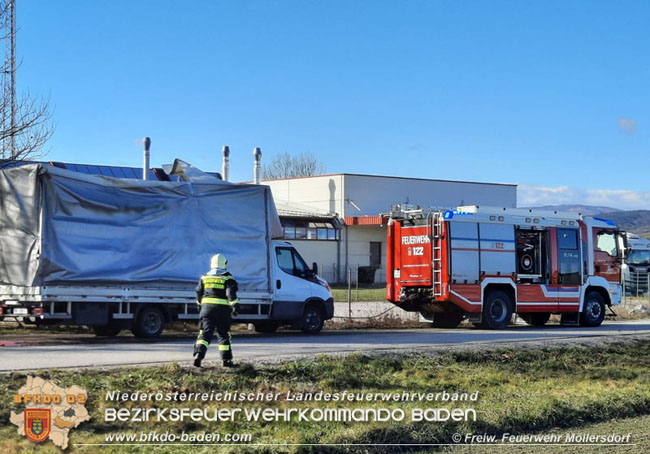 20210204 Auf der LB17 bei Möllersdorf erfassten Windböen zwei Fahrzeuge  Foto: © FF Möllersdorf