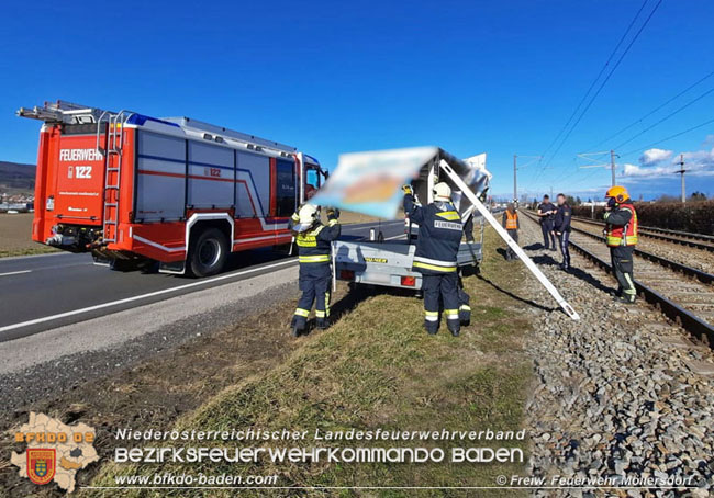 20210204 Auf der LB17 bei Möllersdorf erfassten Windböen zwei Fahrzeuge  Foto: © FF Möllersdorf