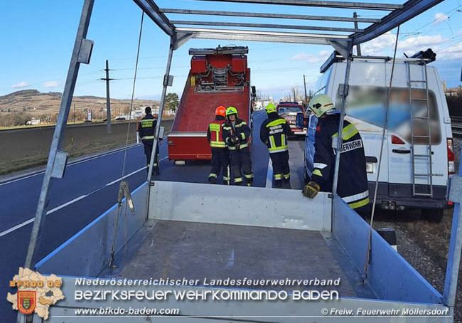 20210204 Auf der LB17 bei Möllersdorf erfassten Windböen zwei Fahrzeuge  Foto: © FF Möllersdorf
