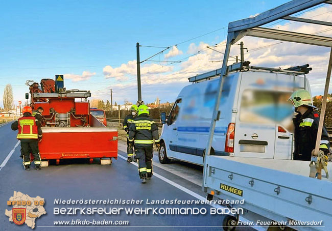 20210204 Auf der LB17 bei Möllersdorf erfassten Windböen zwei Fahrzeuge  Foto: © FF Möllersdorf
