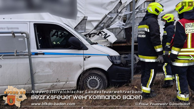20210208 Sattelzug uebersieht beim Abbiegen Kleintransporter Foto: © Freiwillige Feuerwehr Guenselsdorf 20210208 Sattelzug uebersieht beim Abbiegen Kleintransporter Foto: © Freiwillige Feuerwehr Guenselsdorf