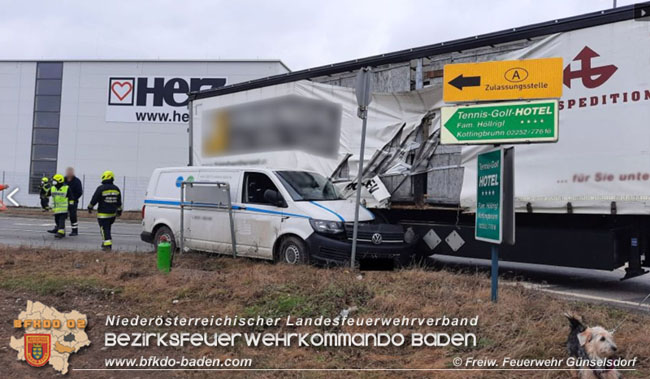 20210208 Sattelzug uebersieht beim Abbiegen Kleintransporter Foto: © Freiwillige Feuerwehr Guenselsdorf 20210208 Sattelzug uebersieht beim Abbiegen Kleintransporter Foto: © Freiwillige Feuerwehr Guenselsdorf